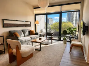 Luxe 1BR Apt Near Brady with Balcony+Lounge - Image 2