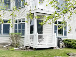 Updated Main Floor Condo at Pool and Beach - Image 2