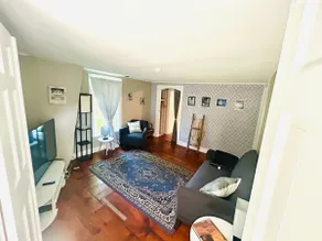 Family & Pet Friendly Home: Sunlit, Yard, Laundry - Image 4