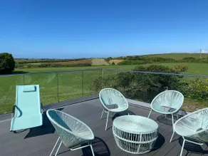 Large cottage, garden, hot tub & walk to the beach - Image 3