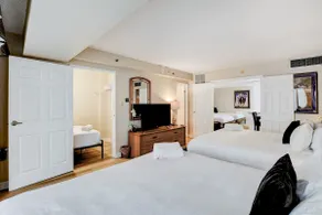 PENTHOUSE SUITE on the Strip - 6 Comfy BEDS!! - Image 5