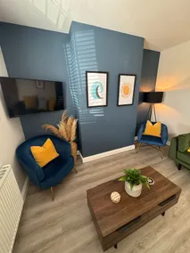 Large modern townhouse, 5 mins from the beach - Image 3