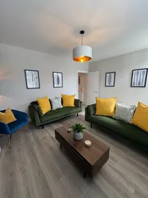 Large modern townhouse, 5 mins from the beach - Image 4
