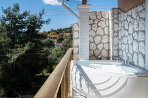 Aloe Apartment with Outdoor Hot Tub - Image 2