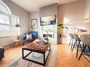 Mid-Century Apartment, Near The Quays & Docks - Image 3