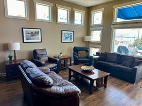 Sooke Harbour Penthouse - Luxurious 4 Bdrm Rental - Image 2