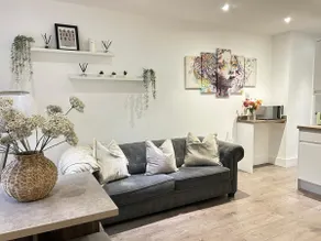 Spacious Southampton City Apartment with Courtyard - Image 5