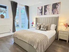 Spacious Southampton City Apartment with Courtyard - Image 2