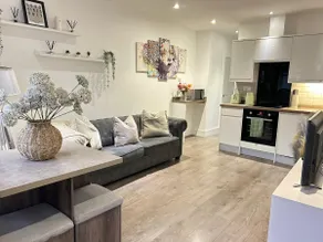 Spacious Southampton City Apartment with Courtyard - Image 4