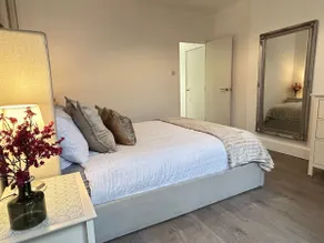 Spacious Southampton City Apartment with Courtyard - Image 3
