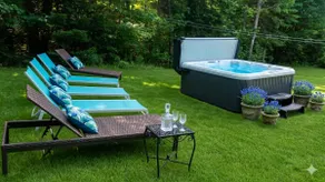 Le 700 – Chalet: Hot tub, forest, Montcalm skiing - Image 4