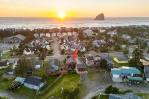 Coho Cottage-Pups OK- Hot tub- 5 min walk to beach - Image 2