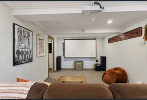 Sixties Seaside - 3 bedroom home with Theatre room - Image 3