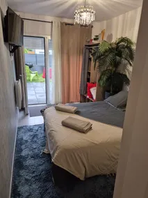 Studio with small garden - Image 3