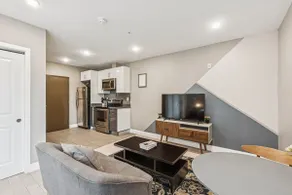 SAL | Chic & Cozy Studio Apt at City Hall - 9 - Image 2