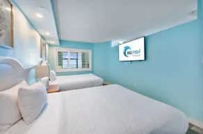 Ocean-view condo w/ balcony & resort access - Image 4