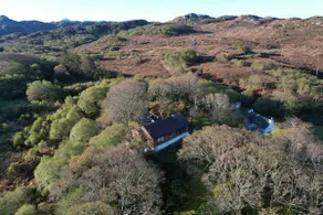 Charming House with Private Grounds & Sea Views - Image 3