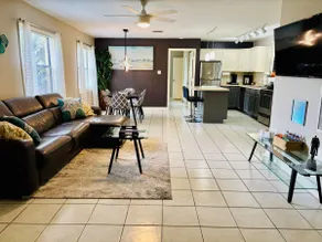 Sunshine Acre 2B/2B Home. King Suite & Big Yard - Image 4