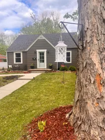 Relaxing 3 Bedroom Cottage in Quiet Neighborhood - Image 4