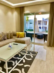 Luxurious apartment with pool view - Image 2