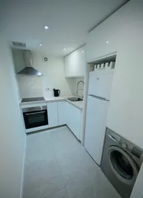 Spacious 2-bed flat minutes from centre & beach - Image 4