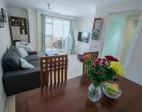 Spacious 2-bed flat minutes from centre & beach - Image 2