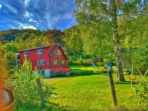 Idyllic cabin located between fjords and mountains - Image 3