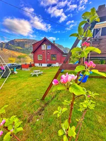 Idyllic cabin located between fjords and mountains - Image 4