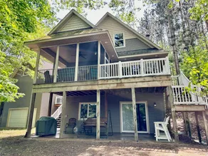 Dreamy Lakeside Escape: Deck, Games & Kayaks - Image 2