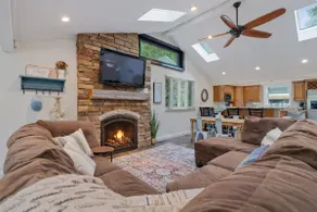 Birchwood Cottage| Hot Tub+Walk to Beach - Image 3