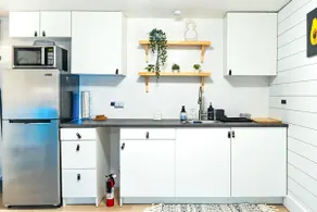 Family Friendly Modern Apt W/ Free Parking & Wifi - Image 4