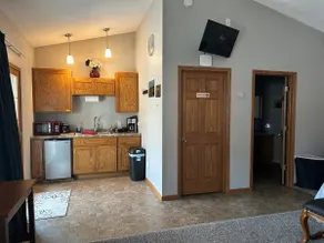 Adorable suite with amazing courtyard and hot tub! - Image 4