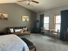 Adorable suite with amazing courtyard and hot tub! - Image 5