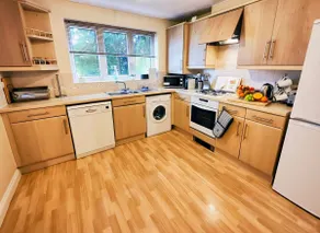Four-bedroom House Wi-Fi Parking Pets - Image 3