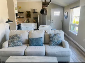 Connie's Cozy Cottage - Image 3