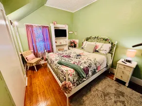Vintage Victorian | Lake Shelbyville Getaway - Image 5