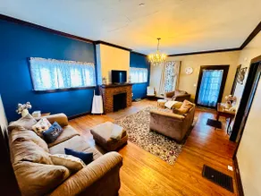 Charming Victorian Getaway by Lake Shelbyville - Image 2