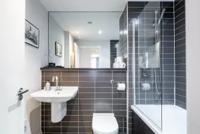 Luxury 2Bed Spacious Apartment- City Centre- Free Parking - Image 5