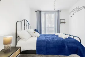 Luxury 2Bed Spacious Apartment- City Centre- Free Parking - Image 3