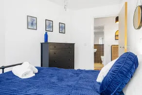 Luxury 2Bed Spacious Apartment- City Centre- Free Parking - Image 4