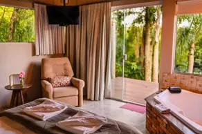 Romantic burgundy retreat - Image 4