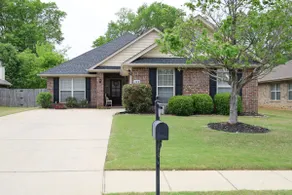 Beautiful spacious flat. 3bd/2bth Backyard Oasis! - Image 3