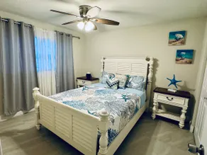 Coastal themed home near beach and airport - Image 4