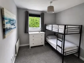 Lovely 2 bedroom top floor flat with free parking - Image 5