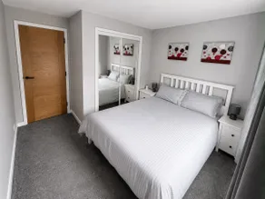 Lovely 2 bedroom top floor flat with free parking - Image 4