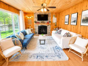 Muskoka Riverfront Retreat w/ Hot Tub & Kayaks - Image 5
