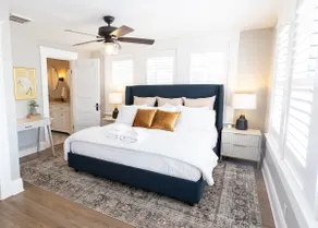 Elegant 5BR Historic Gem w/ pool, walk to Bayshore - Image 3