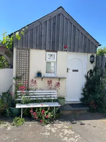 Pretty self-contained annex near castle and river - Image 3
