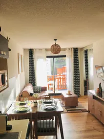 Beautiful 2 bedroom, center of resort, 2 steps from the slopes - Image 2