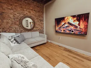 The Uptown - King Suite on Abbeville's Historic Square - Image 3